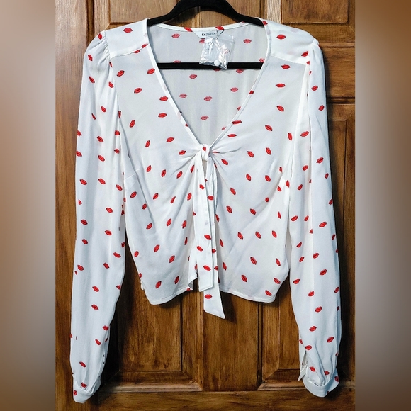 ✨️Final Price✨️Express Sz M Red Lips Patterned Long sleeve Crop top - Picture 2 of 6